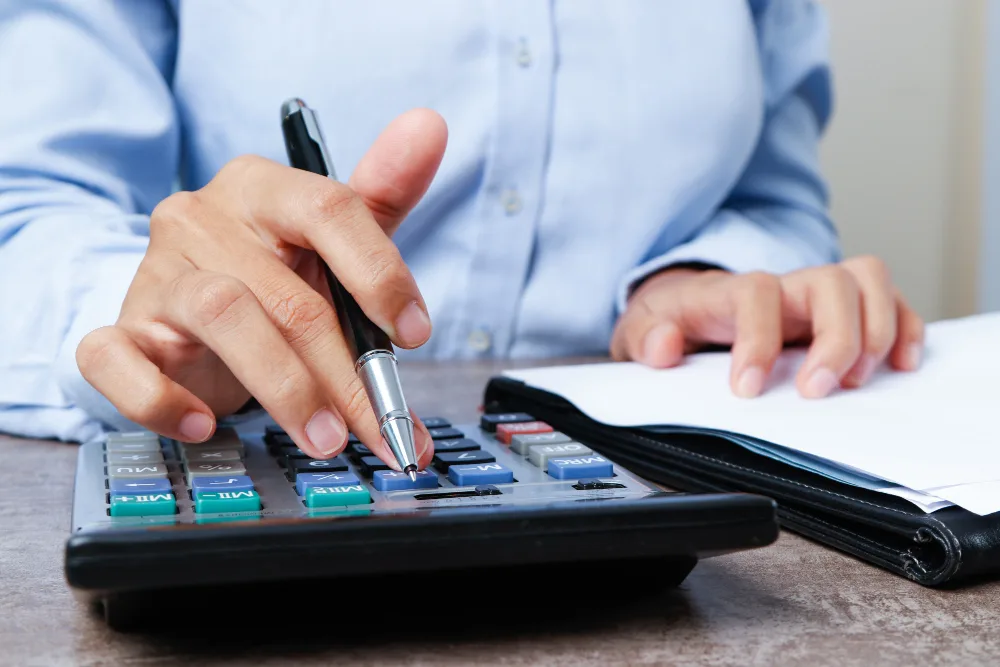 BPO financeiro ou funcionário interno: qual faz mais sentido para clínicas?